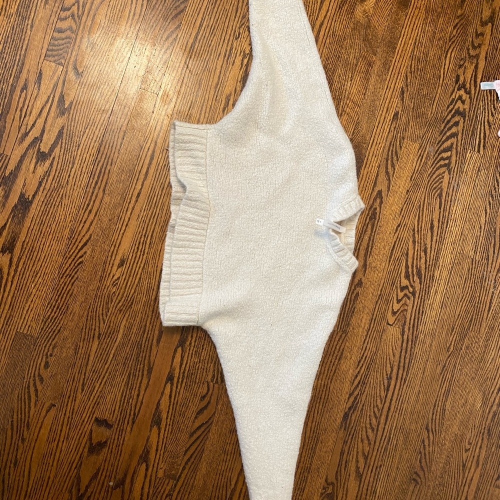 Cream cropped Aritzia sweater - Picture 2 of 4